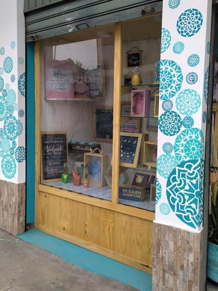 Mural de Monica con la colección Armonía