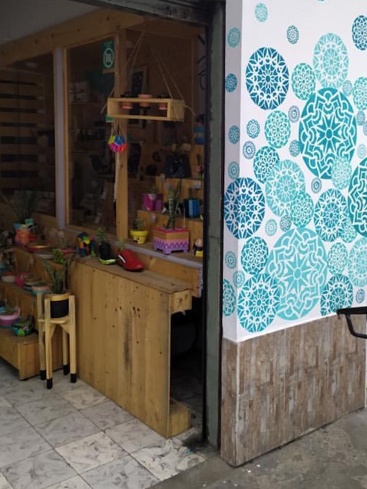 Mural de Monica con la colección Armonía