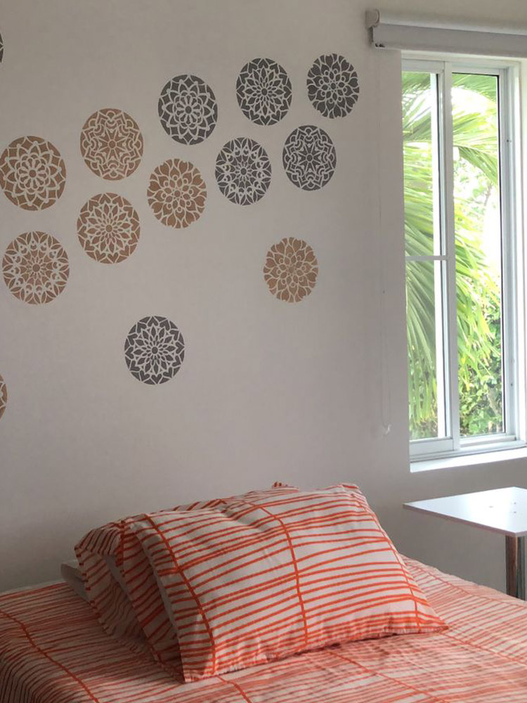 Mural de Paty con la colección Armonía