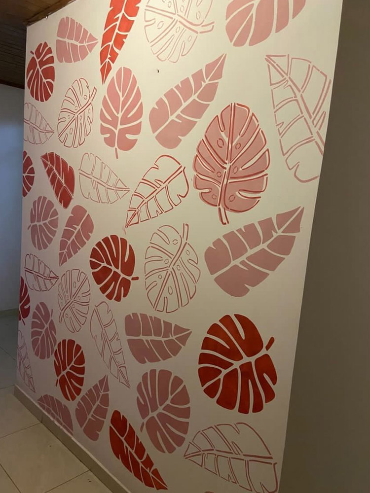 Mural de Tatiana con la colección Monstera
