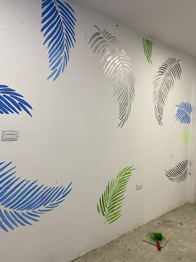 Mural de Hellem con la colección Hoja de Palma